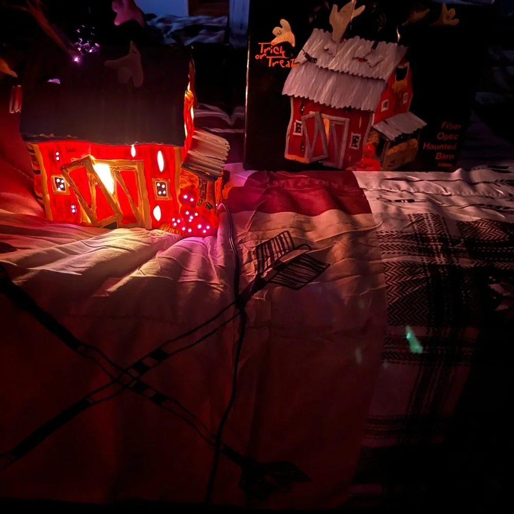 EUC RARE FIBER OPTIC HAUNTED HALLOWEEN BARN - Picture 4 of 6